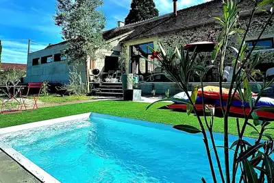 Image de Belle demeure avec piscine rénovée par architecte entre classique et moderne