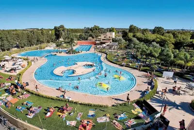 Image de Agréable appartement dans une maison de vacances avec piscine, climatisation, terrasse, parking