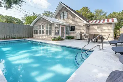 Image de Private Pool, Sunroom, Walk to East Beach!