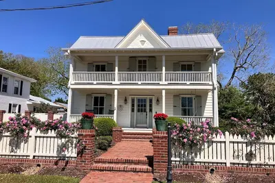 Image de Historic home in seaside village of Swansboro w/ private beach parking