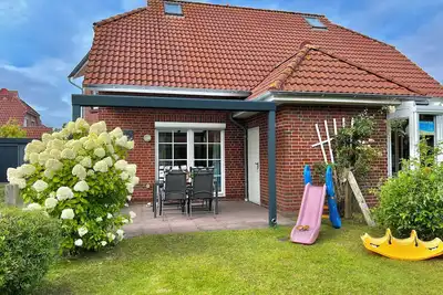 Image de Family-friendly vacation home near the dyke, terrace and garden