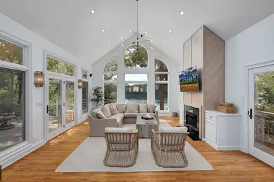 Image de Trendy Lakeside Retreat-Screened Bar, Large Dock, Kayaks