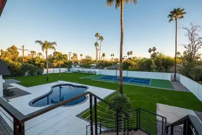 Image de Relaxing family neighborhood in multi million dollar home