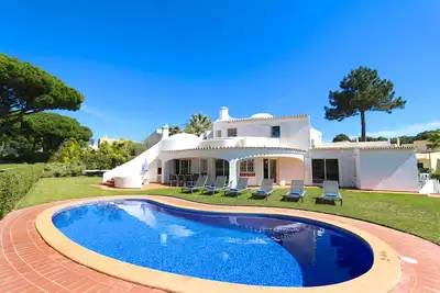 Image de Villa Girassol | climatisation; piscine; 10ad+2en; vue sur le golf; jardin; Wifi