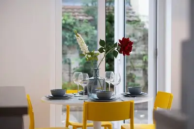 Image de Flat B - Bright and spacious 2 bedroom 2 bathroom garden apartment