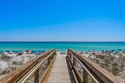 Image de Coastal Charm! Sandpiper Cove 1033, walk to beach, Canal Front, bring your boat! 🌴