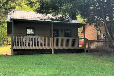 Image de Bear Cave Cabin is perched on a hilltop overlooking Valley Springs lake