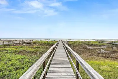 Image de Hang Loose (Formally Cal-Sey) Upgraded Beach Front Home!