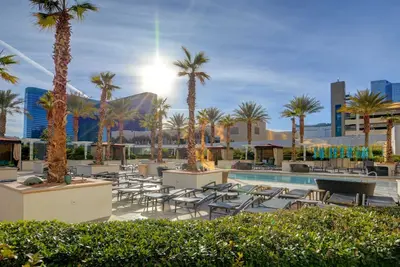 Image de Mgm Signature-32-715 F1 Track & Strip View Balcony
