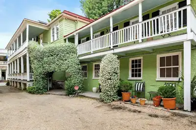 Image de High Society | Historic District Gem Near King St