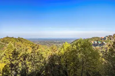 Image de The Firehouse Cabin Cozy mountain top cabin with hot tub and mountain views!