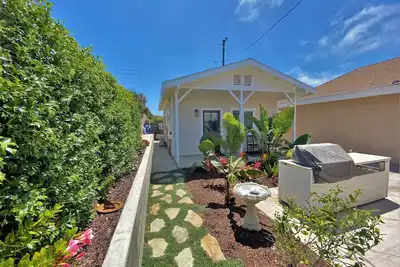 Image de Super Cute - Detached Guest House - Cottage only 1 Mile to the Beach!