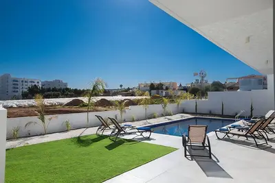 Image de Villa Olive Loux, flambant neuf, exquise villa V5 Protaras avec piscine, pres de la plage