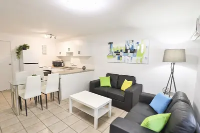Image de Spacious corp & family friendly, new reno, close to shops/eateries, free wifi