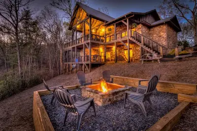 Image de Mountain Bear Pass- Large Exclusive Lodge Style Home \\ Views\\ Outdoor Fireplace and Firepit