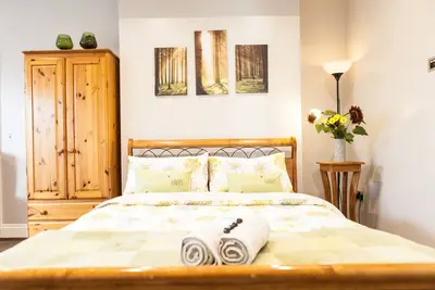 Spacious and beautifully presented apartment, close to heath and lake