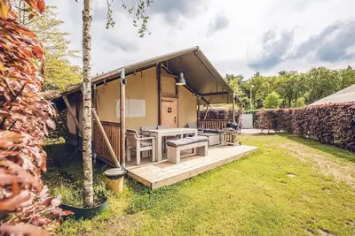 Image de Modernly furnished safari tent, beautiful.