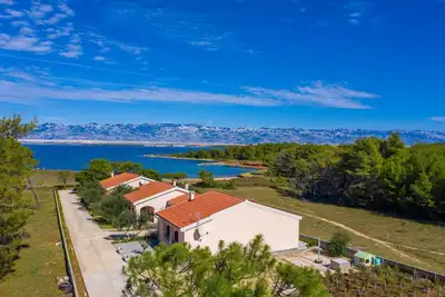 Image de 30 m to the sandy beach Smratine | Apartment for 6 persons