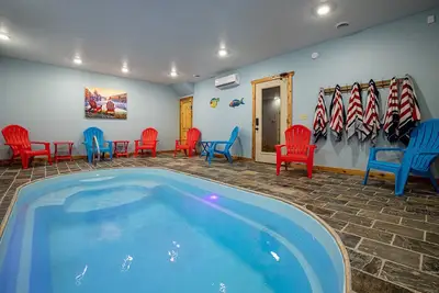 Image de ++Pet Friendly++ PoolTastic Cabin w/ Private Pool, Theater & Arcade