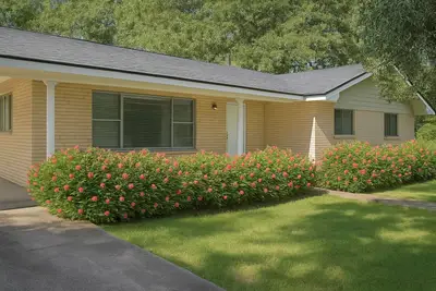 Image de 3/2 on 1 acre on main road close to Casinos, Restaurants & Plants!