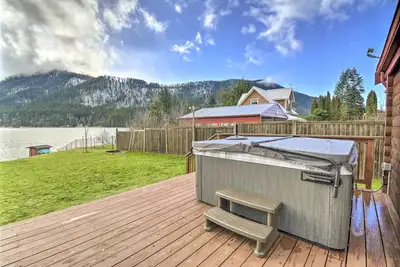 Image de Lakefront Eatonville Cabin w/ Dock & Mtn Views!