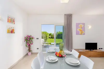 Image de Appartement lumineux \"Villa Marconi 4\" avec vue sur la mer, terrasse privée et jardin