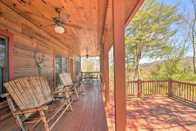 Image de 5 Mi to Dtwn Blue Ridge: 'Whitetail Retreat'