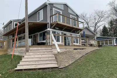 Image de Lakefront 6 Bedroom Home on Beautiful Nettle Lake with Outdoor Tiki Bar! !