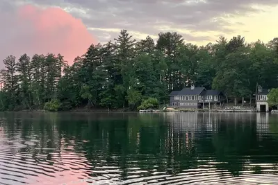 Image de Spacious, modern 4-bed, 2-bath house with private dock & stunning lake views
