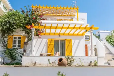 Image de Spacious house with terrace combining tradition and modernity near sandy beach