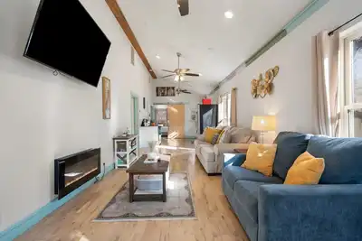 Image de 1920s Owen Park Remodel | Dt+Gathering Pl < 10 min