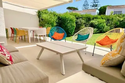 Image de El Colorin Beachhouse. A completely refurbished home steps away from the beach.