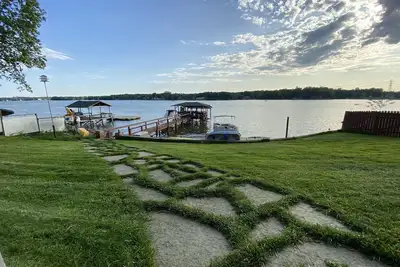 Image de Serene Getaway with Hot Tub, Sauna, Firepit, Kayaks, Pontoon & Jet Ski Rentals!