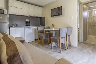 Image de Joli appartement dans une maison de vacances avec Wifi, piscine, climatisation, Tv, terrasse