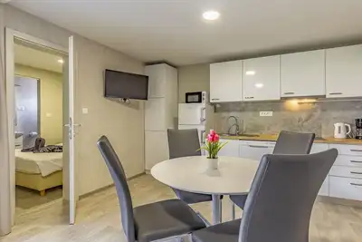 Image de Joli appartement dans une maison de vacances avec piscine, climatisation, Wifi, Tv, terrasse