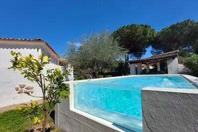 Image de Belle maison de vacances privée avec piscine privée, climatisation, Tv, patio et parking