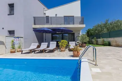 Image de Belle maison de vacances avec Wifi, climatisation, piscine privée, Tv, terrasse et animaux admis