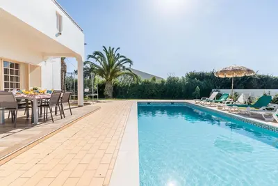 Image de Villa propre et sûre avec piscine privée et grand jardin