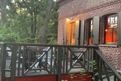Image de Gîte de charme pour 8 personnes au coeur d'un bois en bord de mer
