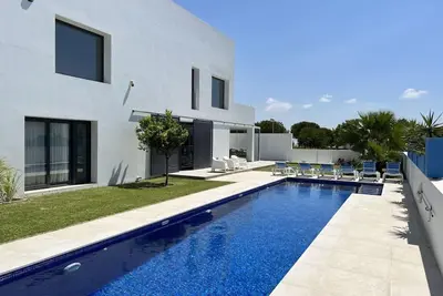 Villa neuve de luxe avec piscine privée et vue magnifique sur la mer