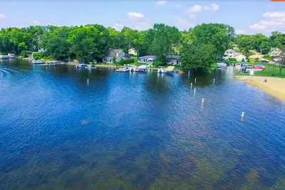 Image de Renovated Lake House Retreat Near Lake Geneva