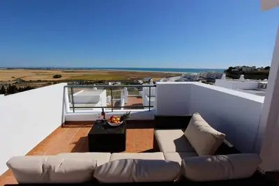 Image de Moderne maison mitoyenne avec vue mer, piscine communautaire et près de la plage