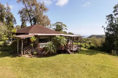 Image de Sunrise Cottage — panoramic views, tropical gardens, & organic produce!