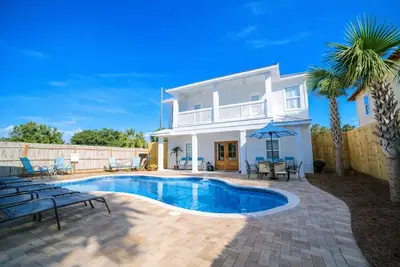 Image de 2 Homes in One | Putting Green | Pool | Golf Cart