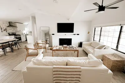Image de Aesthetic ranch style home with modern furnishings