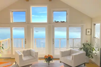 Image de Spectacular 3br Waterfront Home with Private Sandy Beach &180° Commanding Views!