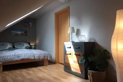 Image de Bright, modern bungalow attic apartment