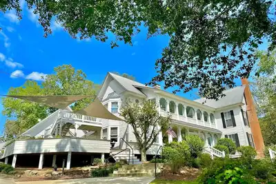 Image de Getaway at \"The Gardenia Suite\" Pool, Hottub, kayaks, fire pit, & lake access!