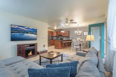 Image de Walk to Downtown, Restaurants, Gazebo, Coaster, Pet Friendly and Free Parking!