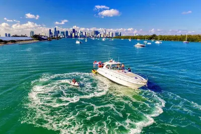 Image de 58' Luxury Yacht for Rent in Miami